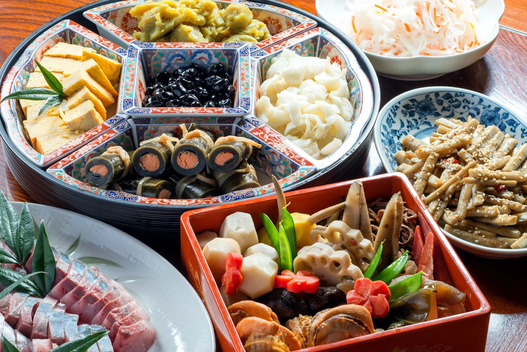 Много маленькой еды. Японская еда. Национальная кухня Японии. Японский. Традиционная кухня Японии.
