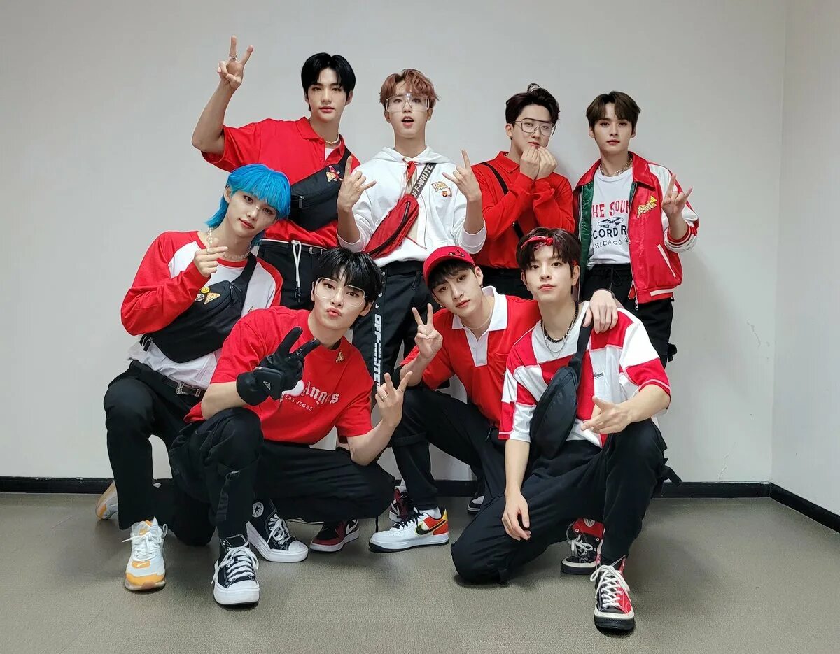 Группа Stray Kids. K-Pop группа Stray Kids. Stray Kids участники thunderous. Группа Stray Kids 2022. С класс stray kids