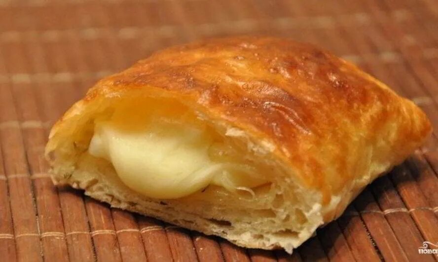 Тесто с сыром рецепты с фото. Слойки с сыром. слоеные пирожки с сыром. пирожки с сыром из слоеного теста. слоеные пироги с сыром.