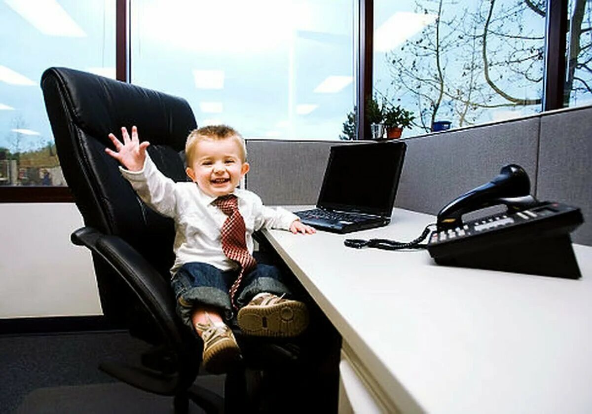 Ребенок бизнесмен. Дети в офисе. Работа с детьми. Ребенок в деловом костюме. Папа на работе получил