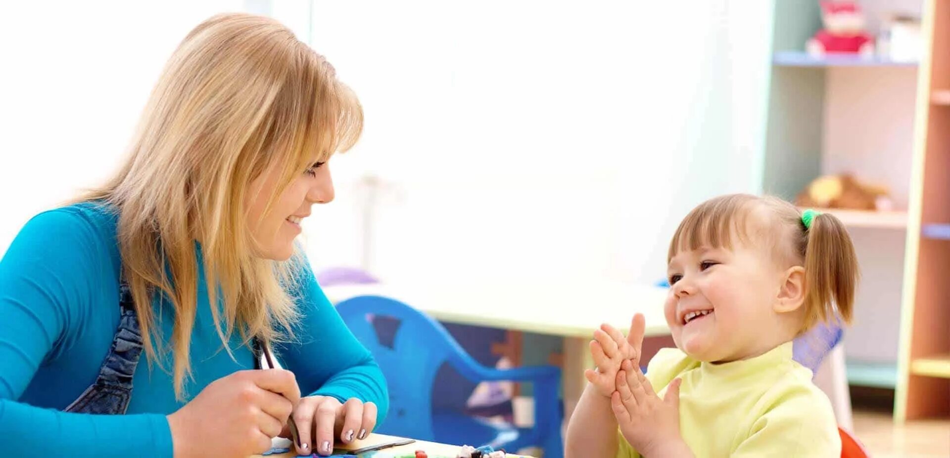 Дефектолог и ребенок. Дефектолог. Детский врач логопед. Логопед и ребенок. Онлайн-школы для особенных детей.