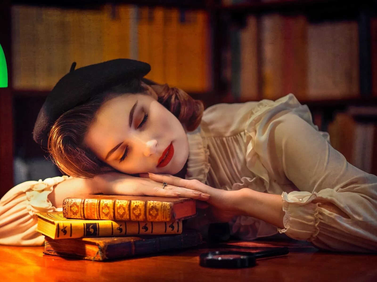 Девушка уснула за столом. Девушка с книгой. Спящий человек. Спящие девушки книга. Девушка с книгой за столом.