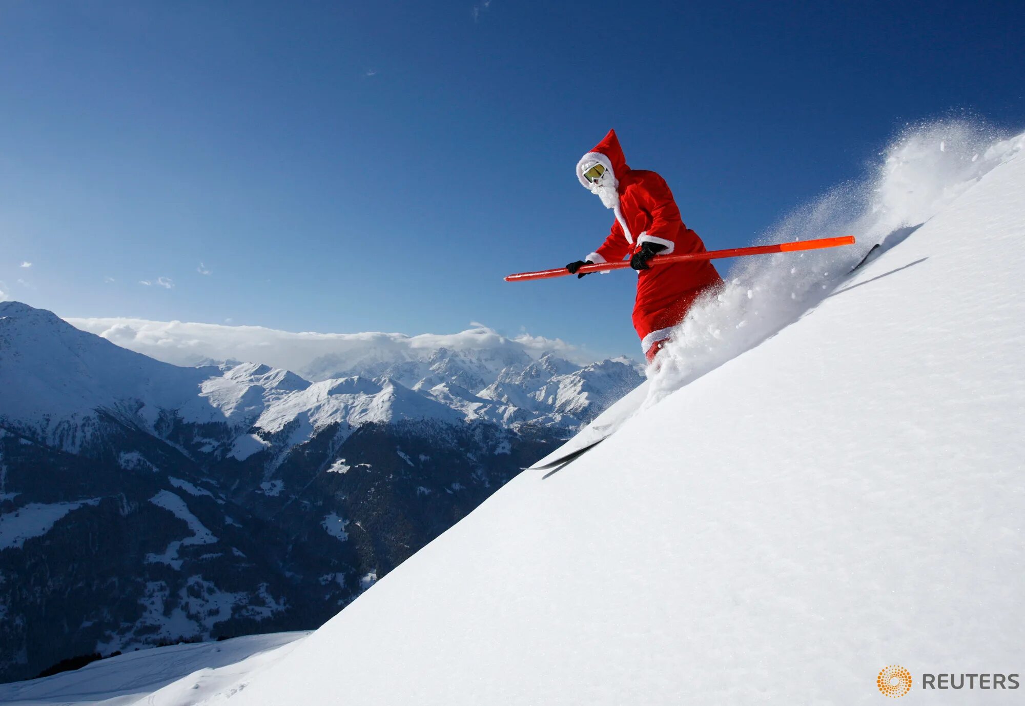 дед мороз шел на лыжах 24 минуты. дед мороз на лыжах вектор. дед мороз лыжник. сноуборд новый год. дед мороз шел на лыжах 24 минуты.