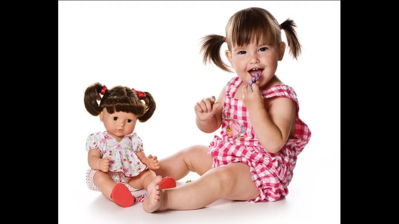 Куклы для детей. Маленькая девочка играет с куклой. Игра в куклы. Девочка с куклой на белом фоне.