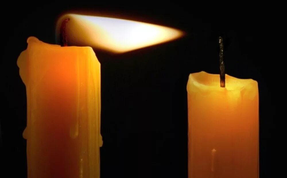 Две свечи. Две горящие свечи. Погасшая свеча. Две зажженные свечи. Быстро сгорают свечи