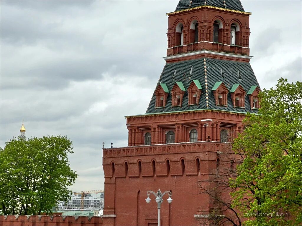 Выносная башня кремля. Выносная башня кремля. Тайницкая башня московского кремля. Спасской башне московского кремля. Достопримечательности московского кремля троицкая башня.