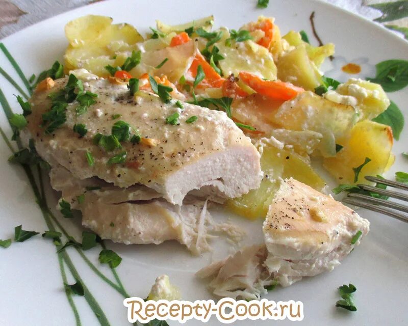 Грудка с картошкой в духовке со сметаной. Куриная грудка с картофелем. куриная грудка в сливках в духовке. филе куриной грудки в духовке с картошкой. куриная грудка с отварным картофелем.
