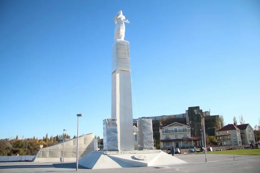 Памятник примирения. Памятник гражданской войне Севастополь. Памятник белым и красным в Севастополе. Памятник окончанию гражданской войны. Севастополь 100 окончания гражданской войны.