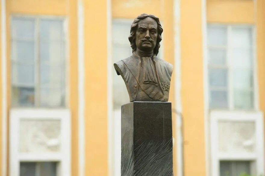 Бюсты петру первому. Спб. Бюст петру 1 благодарные охтяне. Бюсты петру первому. Памятник петру 1 новая ладога.
