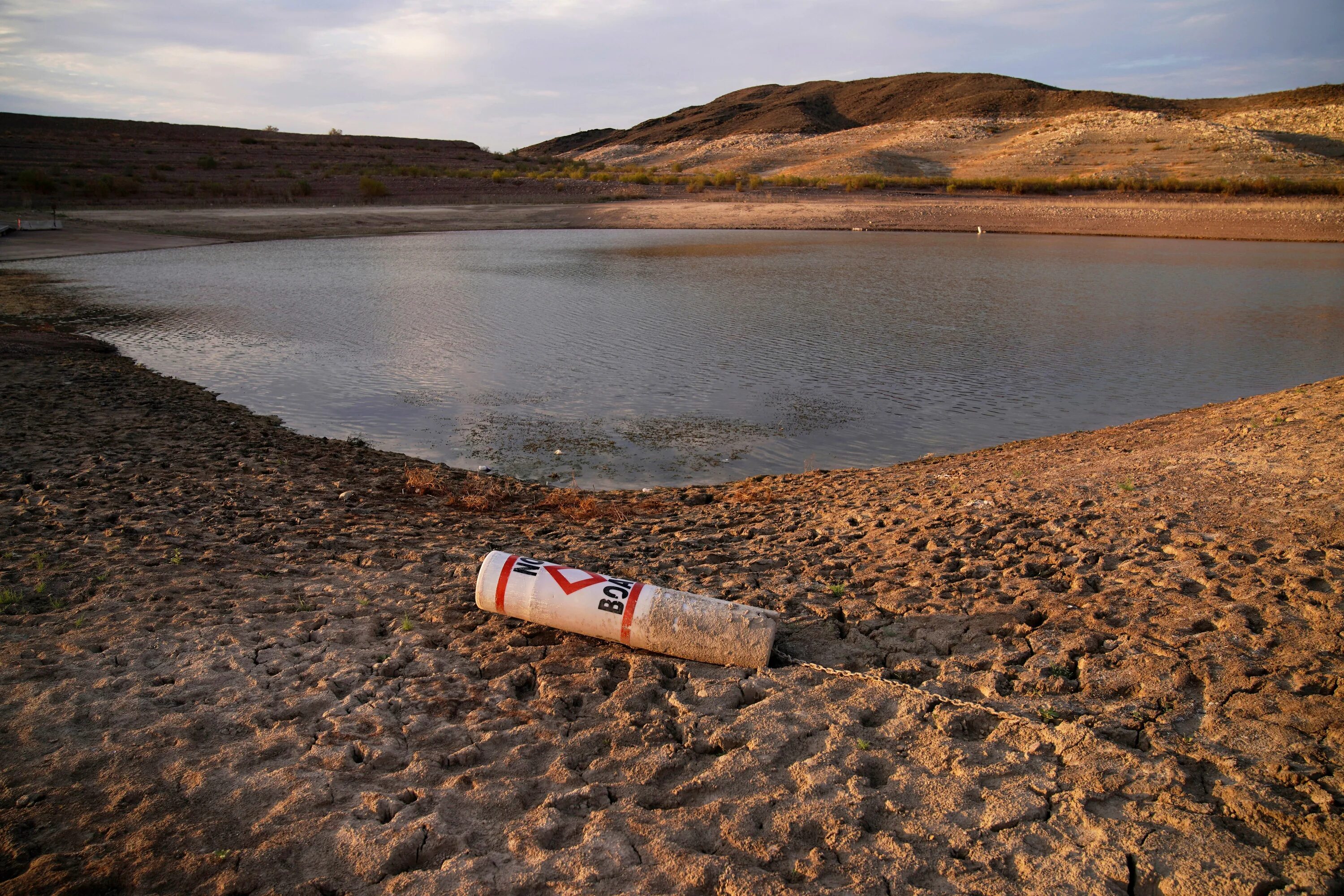 Озеро засуха. Озеро МИД. Озеро МИД США. Lake Mead. МИД (водохранилище).