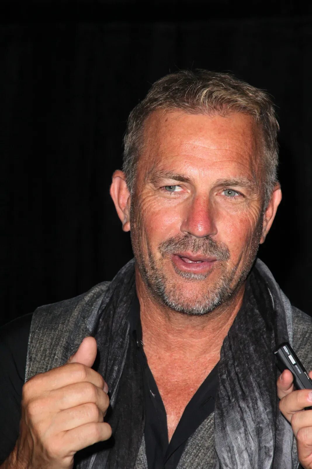 Как сейчас выглядит кевин костнер Kevin Costner toasts Clive Davis' impact on Whitney Houston: 'A miracle in her l