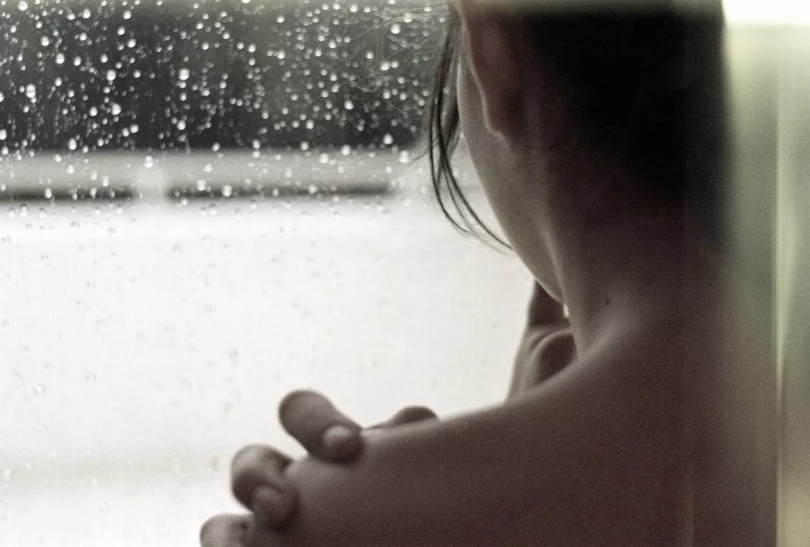 Окна сильно плачут. Девушка за окном дождь. Девушка у окна дождь. Женщина плачет у окна. Девушка грустит у окна.