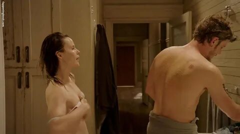 Sarah Ramos Nude.