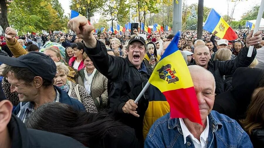 Митинг в Кишиневе. Оппозиционные митинги в России. Молдова антиправительственный митинг 13 октября. Санду на протесте. Собрать митинг