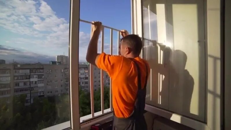 Барьеры на окна для детей. Барьер на окна. Защитные решетки на окна от детей. Защитное ограждение на окна. Защитные барьеры для окон.