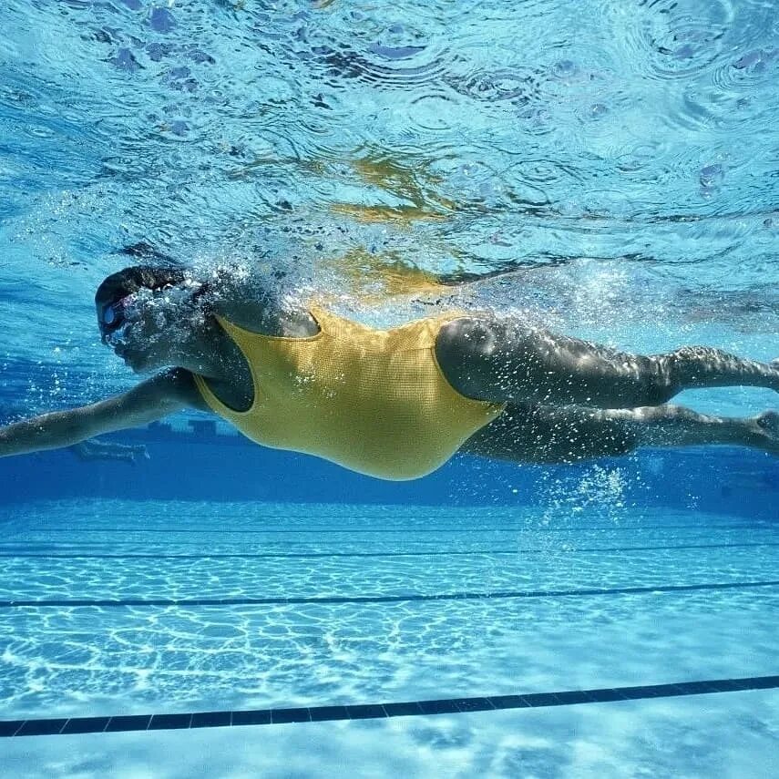 She can well swim. Лечебное плавание в бассейне. Плавание для беременных. Плавание для беременных в бассейне. Аквагимнастика для беременных.