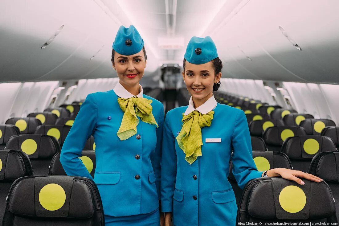 S7 форма бортпроводников 2021. S7 Airlines форма бортпроводников. Авиакомпания s7 Airlines бортпроводники. Авиакомпания сунь вынь фото