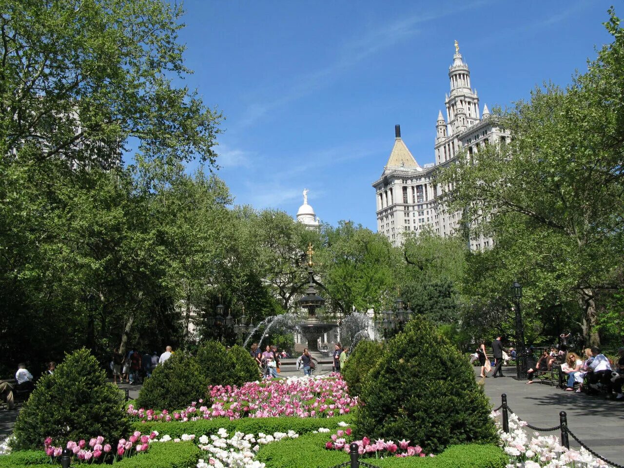 Сити холл парк. Сити Холл ратуша Нью-Йорк. City Hall Park. Сквер треугольной формы.