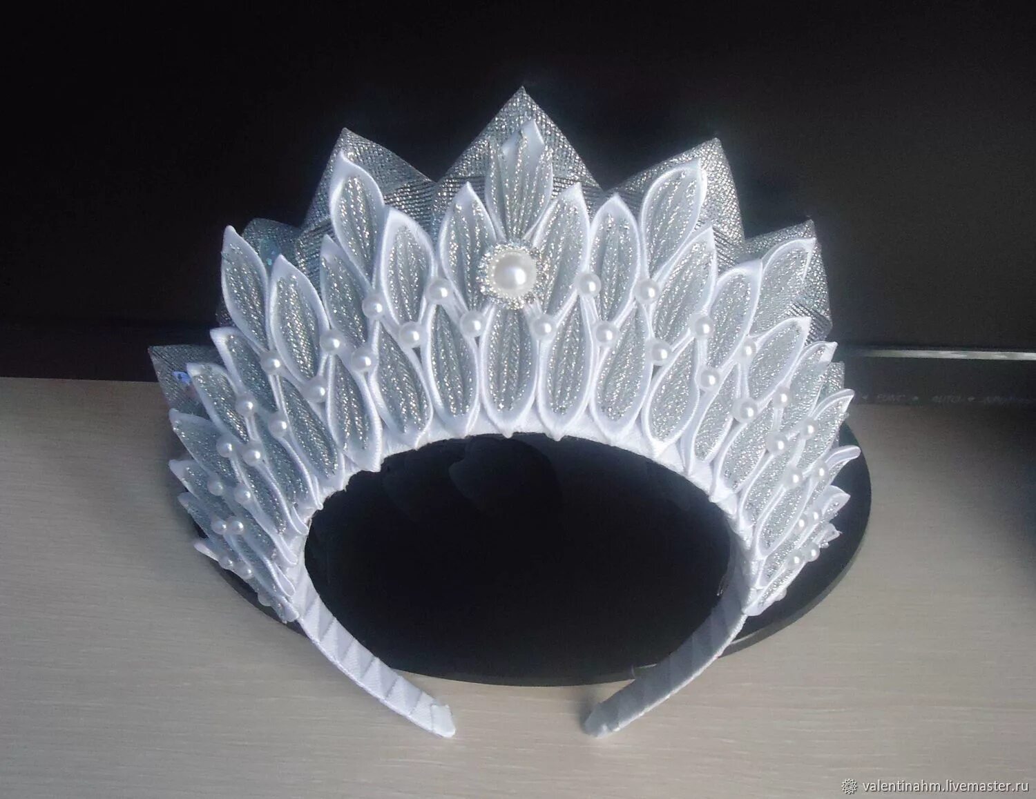 Поделка корона снежной королевы. Корона снежной королевы мастер класс. Корона снежной королевы трафарет. Корона снежная королева. Как сделать корону из бумаги.