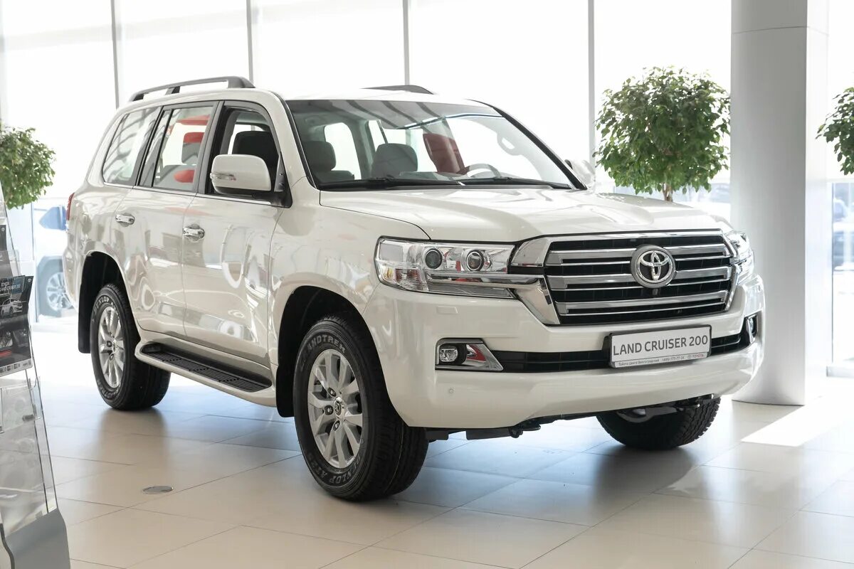 Ленд крузер 200 года. Toyota Land Cruiser 200 2020. Тойота ленд Крузер 200 2020 белый. Тойота ленд Крузер 200 2021 белый. Land Cruiser 200 2020 Рестайлинг.