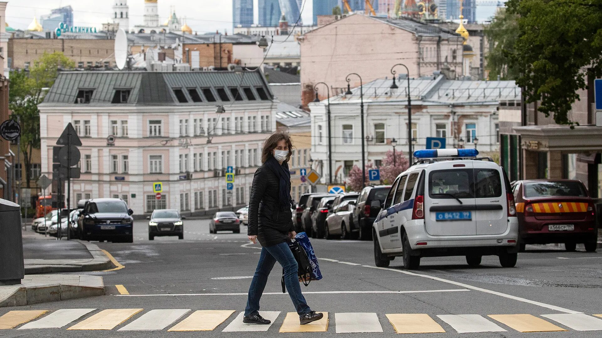 Когда в москве будет 15. Старик гуляет по Москве. Ленин гуляет по Лондону. Пока Москва.