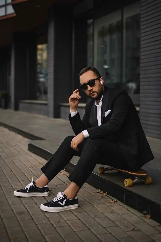 Тимати кеды Ванс. Тимати в кедах vans. Vans old Skool Тимати. Стиль с кедами Ванс. Костюм с черными кроссовками