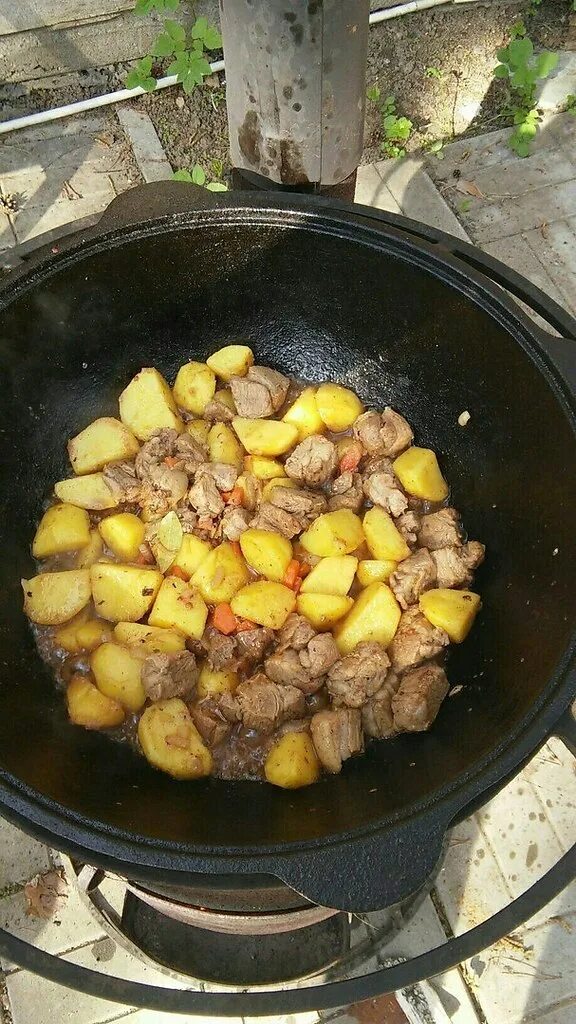 Приготовление мяса с картошкой в казане. Картошка с тушенкой в казане на костре. Жаркое из лосятины с картошкой в казане. Жареная картошка в казане на костре. Картошка с мясом в казане.