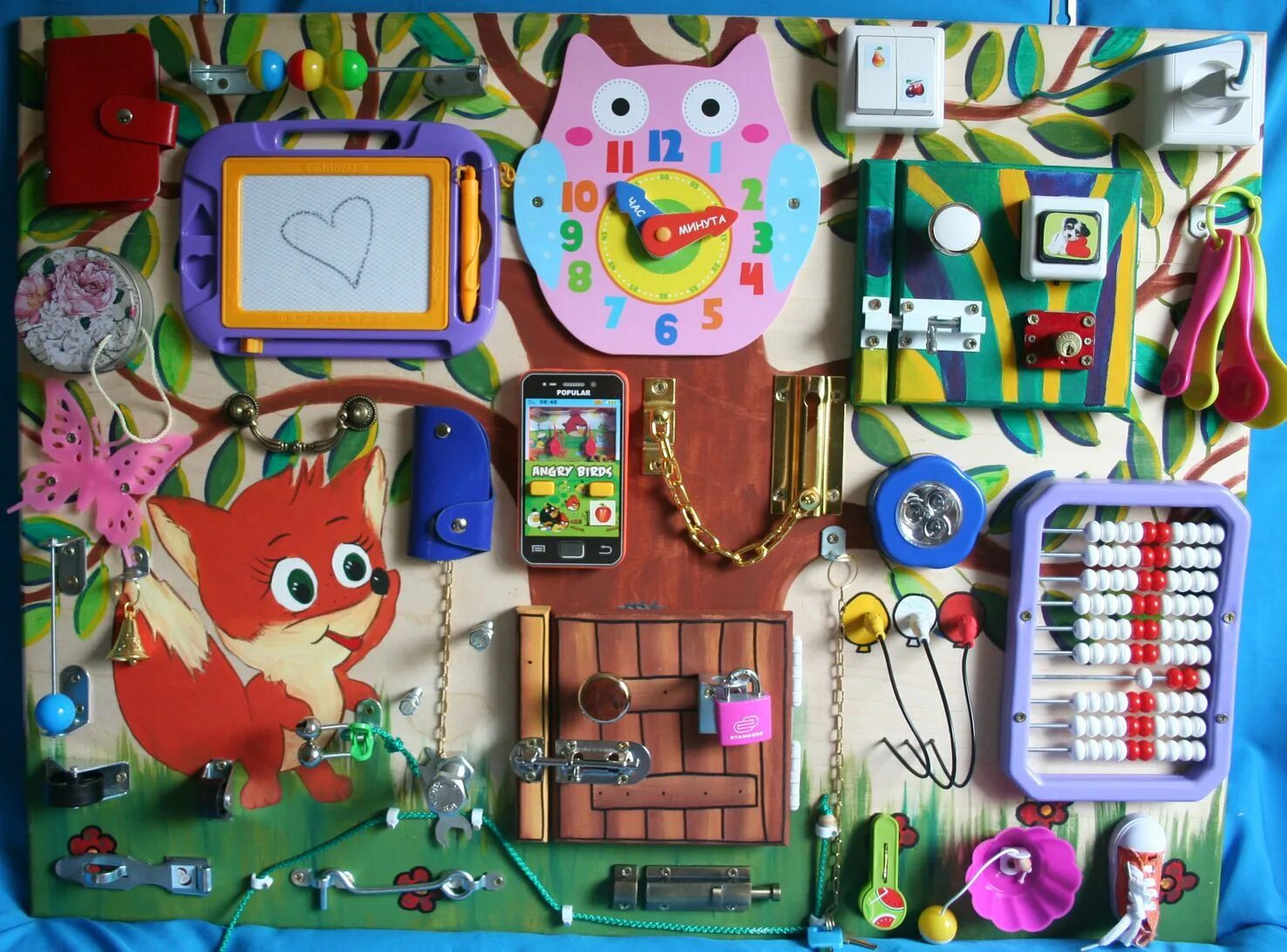 Ребенок у доски. Игрушки для детей бизиборды. Бизи доска для детей. Как сделать ребенку доску. Ребенок у доски.