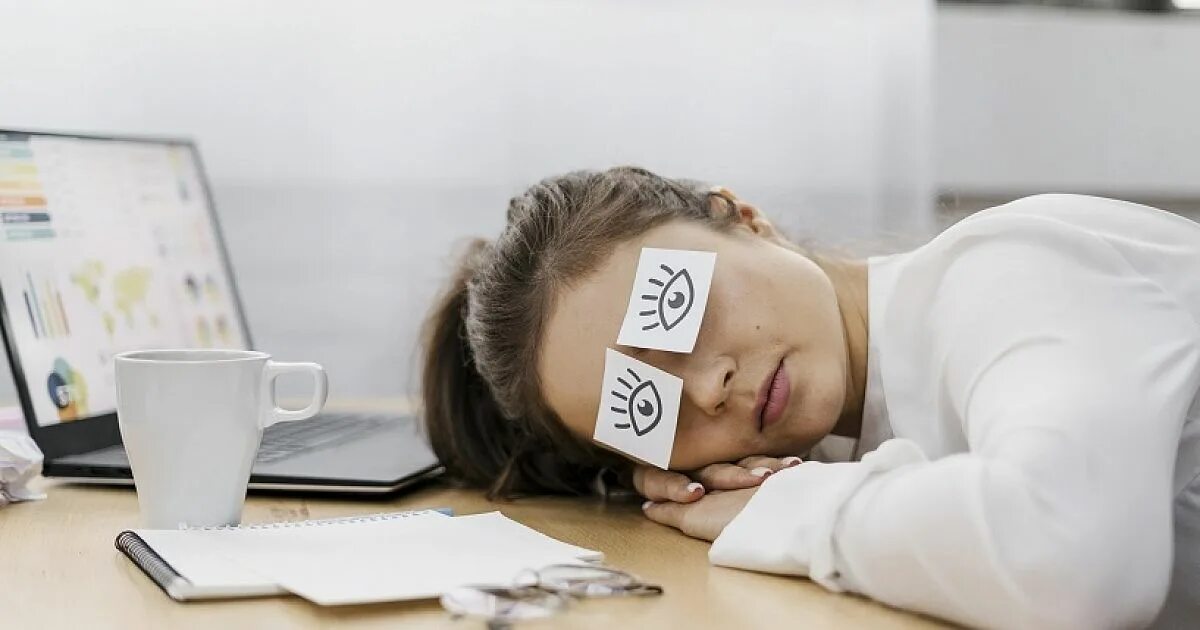 Недосыпание. Человек не может заснуть. Дневной сон. Спать картинки прикольные. Хорошо выспаться и отдохнуть.