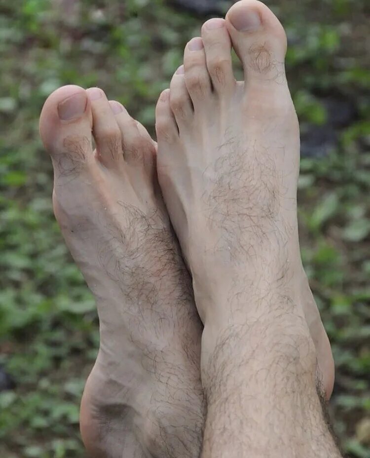 Hairy foot. Волосатые мужские стопы.