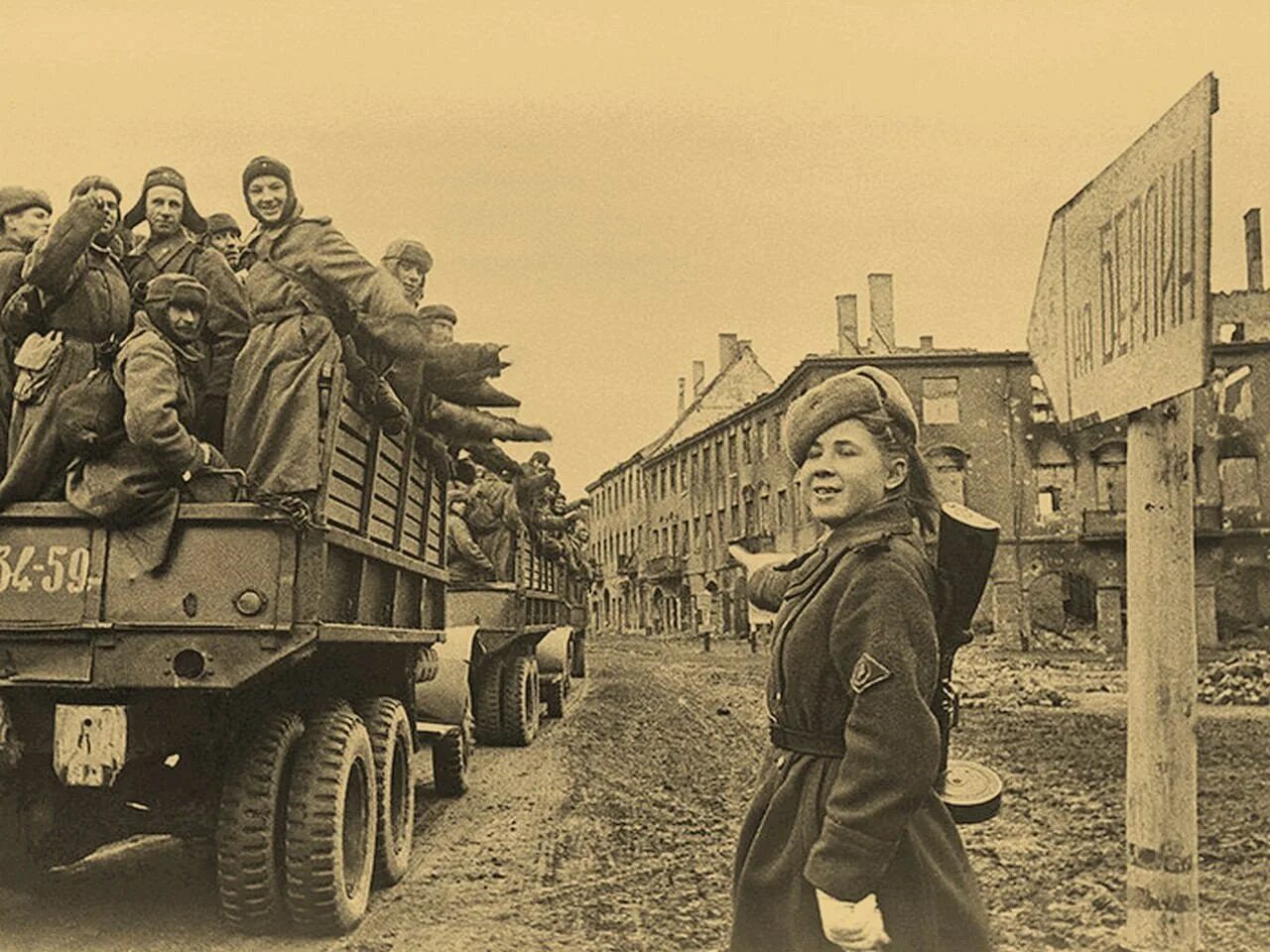 Регулировщица в Берлине 1945.