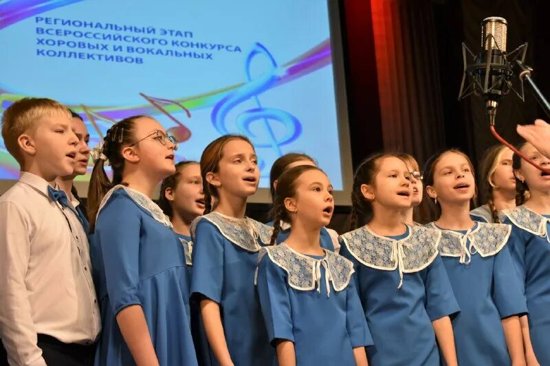 петь. хор поёт для королевы. в хоре поют 32 девочки. школа фото. смотр школьных хоров в 1999 году.