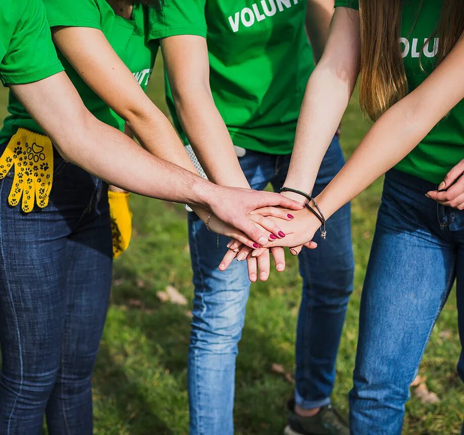 волонтерское движение молодежи. фотосессия волонтеров. молодежное движение. фотография команды. молодежь.