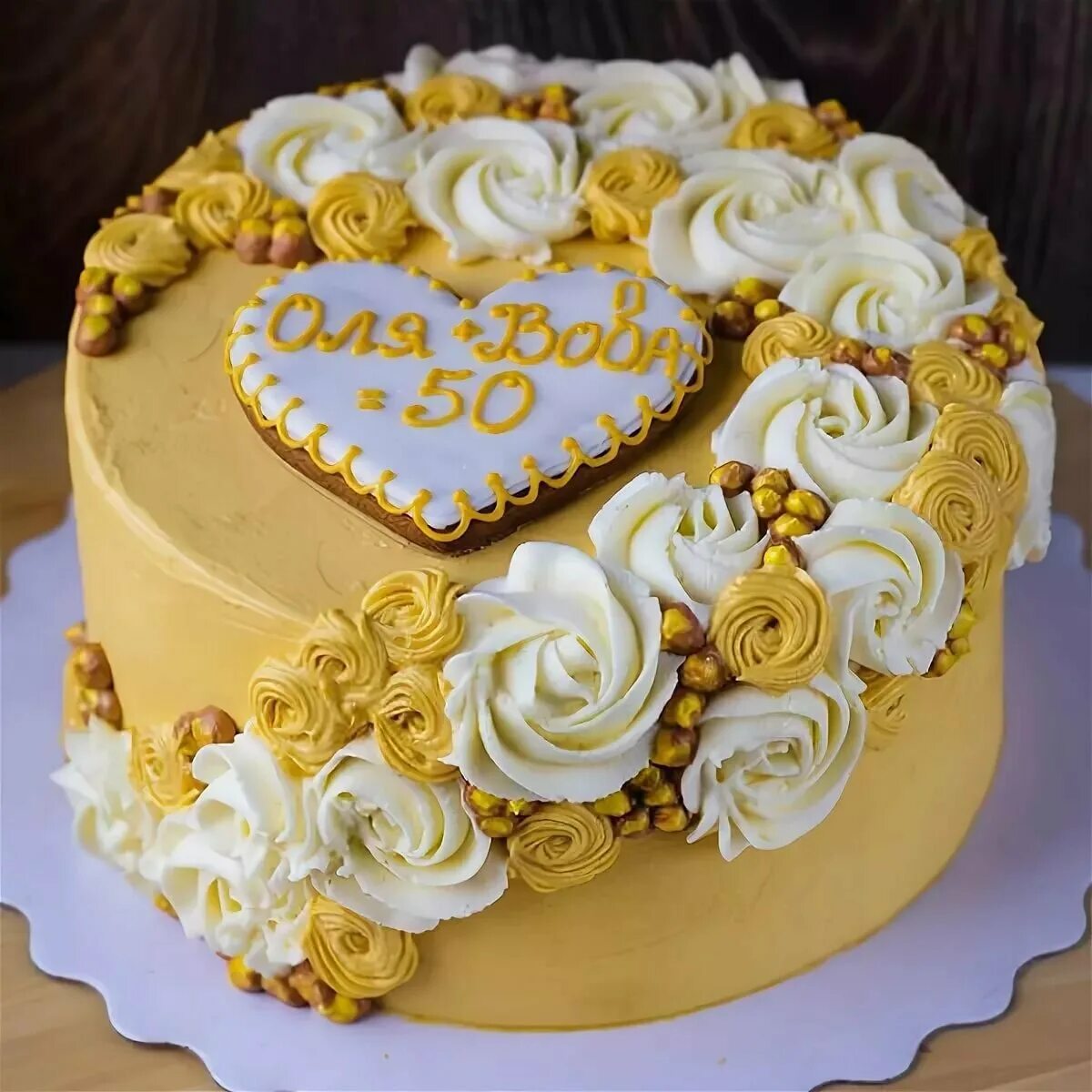 Кремово золотой. Торт на золотую свадьбу. Тот на золотую свадьбу. Красивые торты. Торт на годовщину свадььм.