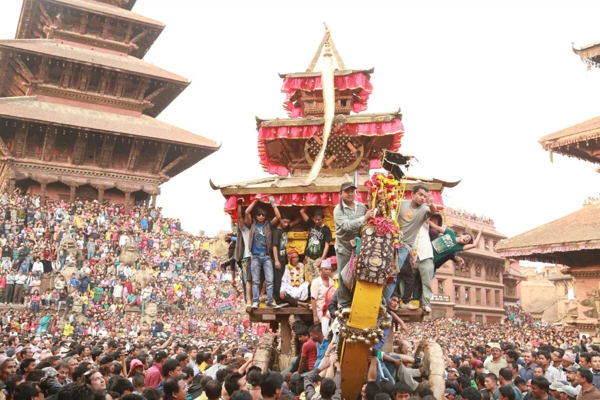 Бискет джатра. Бхактапур непал фестиваль. фестиваль bisket jatra. непал индра джатра. bhaktapur bisket jatra.