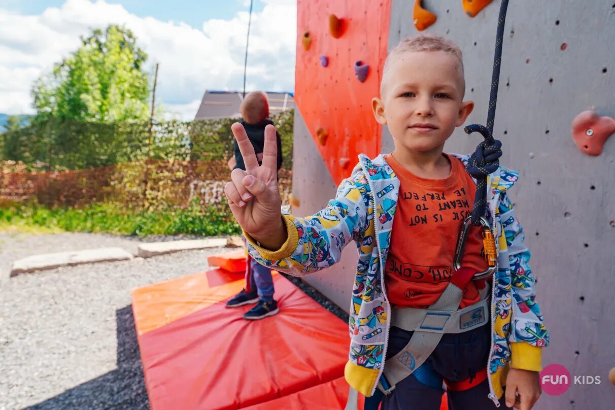 Лагерь в шерегеше. FUNKIDS лагерь Шерегеш. Фанкидз школа приключений Шерегеш. Школа пейнтбола Шерегеш лагерь. Лагерь Фанкидз школа приключений.