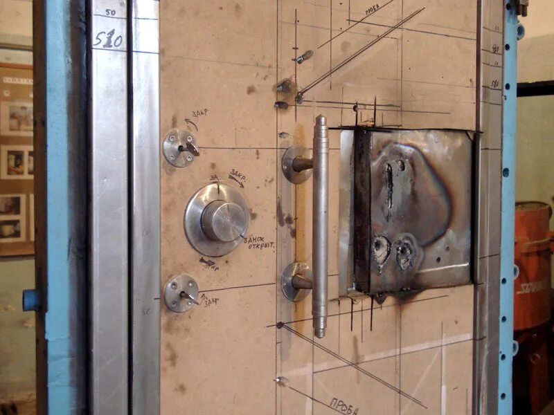 Сколько разрывные на железную дверь. Испытательный стенд для металлических дверей. Испытательный стенд для металлических дверей ГОСТ. Демонтаж двери Неман. Мотор двери Неман.