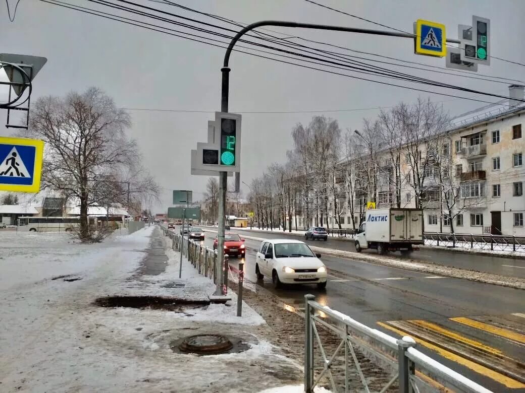 Светофор новгородская область. Светофор на Нехинской Великий Новгород. Светофор на тротуаре. Светофор Октябрьский. Светофорные опоры.