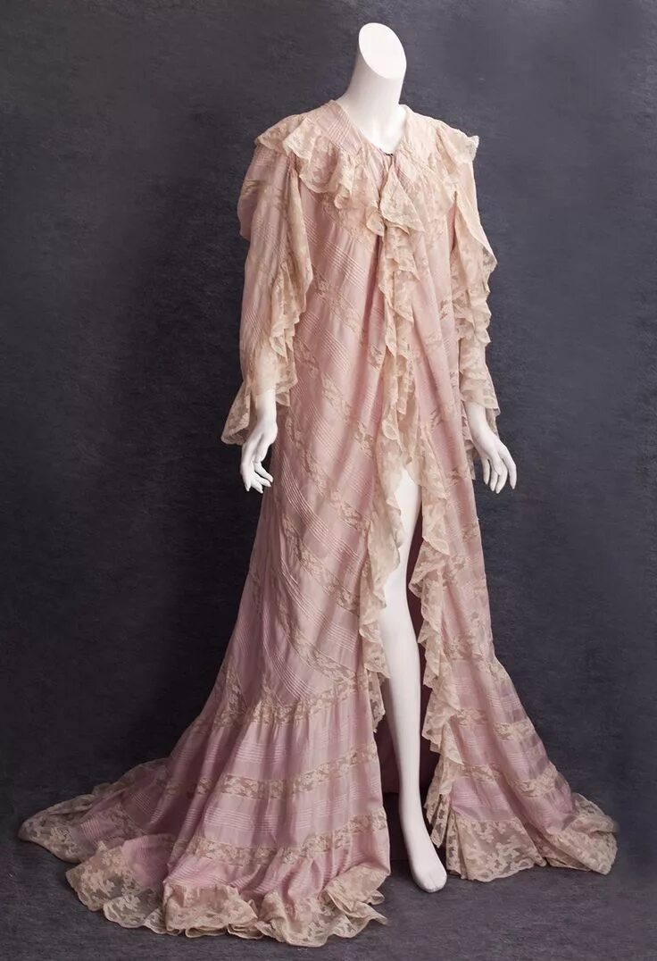 Капот платье. Ночное платье 19 век Эдвардианская. Пеньюар эдвардианской эпохи 19 век. Пеньюар в викторианском стиле. Ночное платье в викторианском стиле.