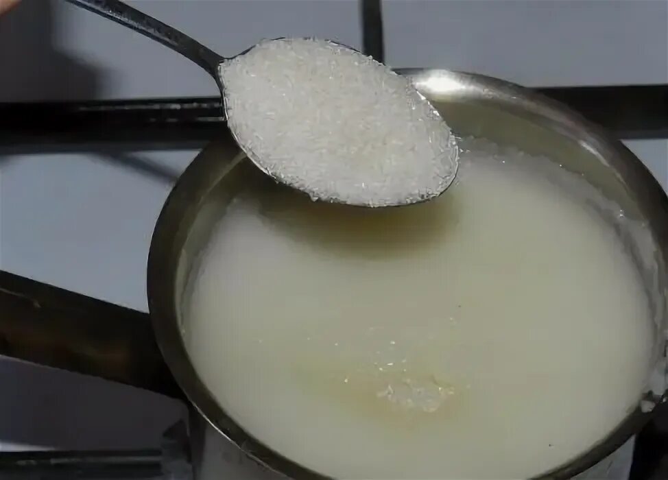 Манная соль. Блины на воде с манкой и мукой на дрожжах. Манная соль. Сахар в кастрюле. Манная соль.