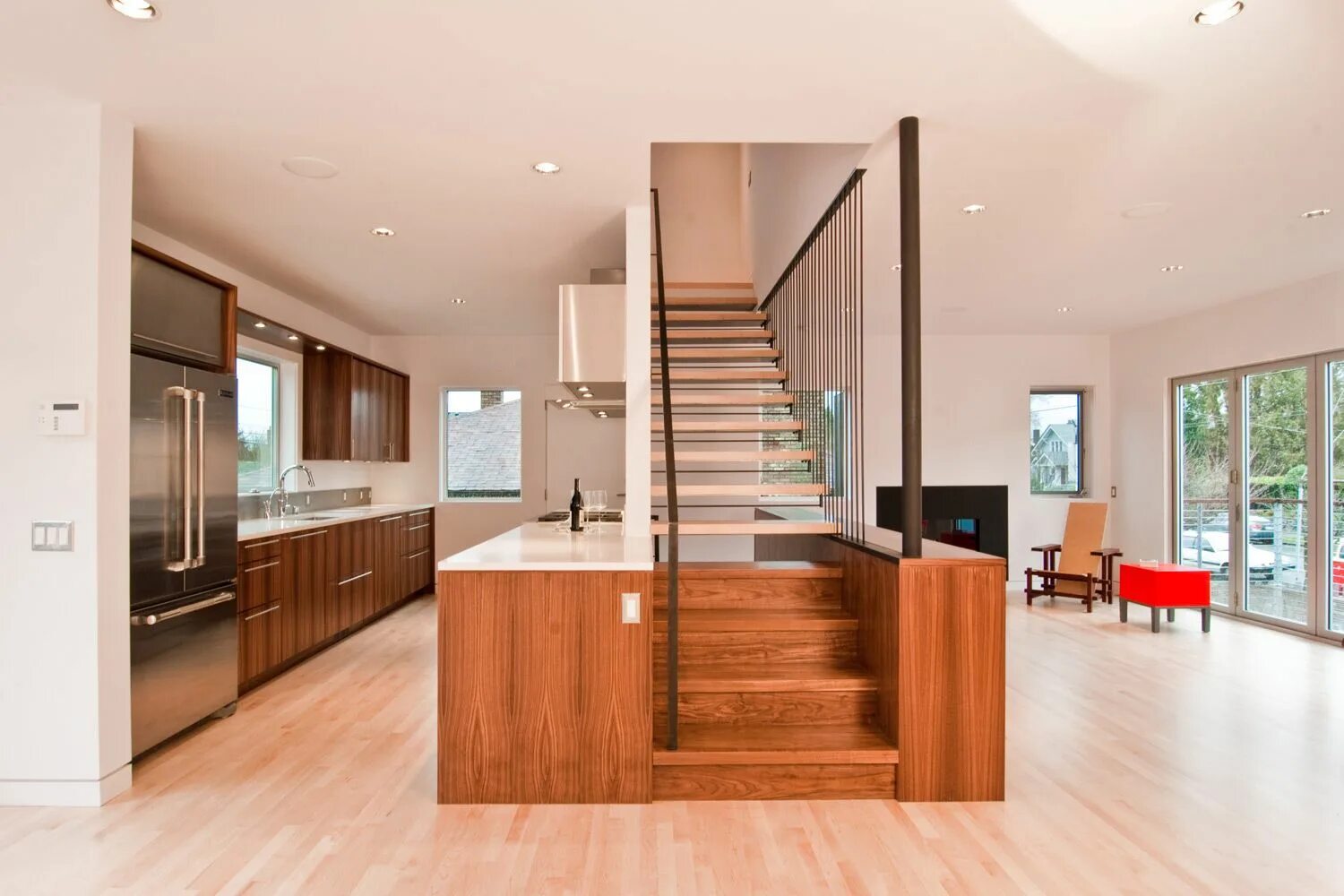 Лестница в середине комнаты. Лестница между кухней и гостиной. Лестница посреди комнаты. Кухня гостиная с лестницей.