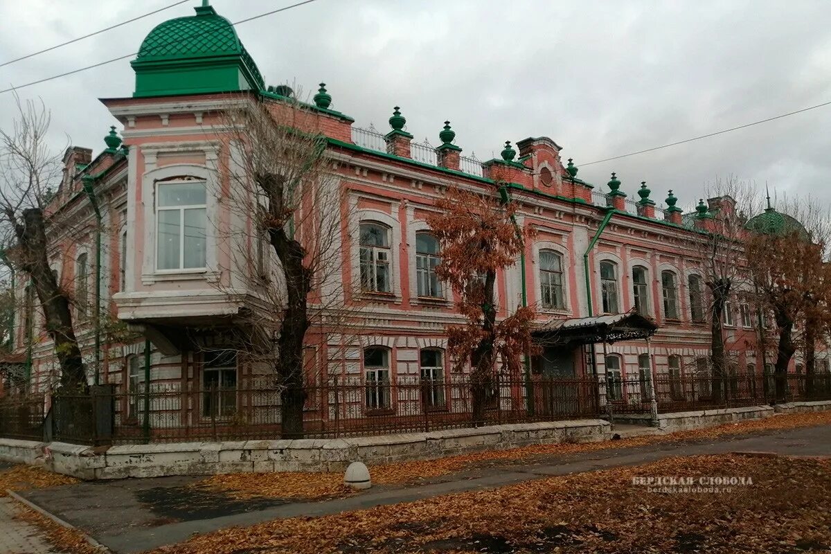 Сайт хусаиновой история. Парковый проспект 24 Оренбург. Дом купца Хусаинова в Оренбурге. Усадьба братьев Хусаиновых Оренбург. Парковый проспект Оренбург.