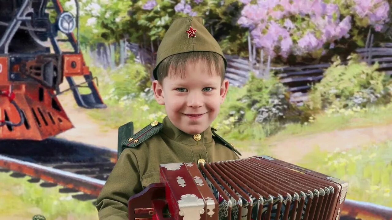 Дети в военной форме. Детская фотосессия в военной форме. Малыш в военной форме. Фотосессия к 9 мая для детей. День победы в детском саду видео