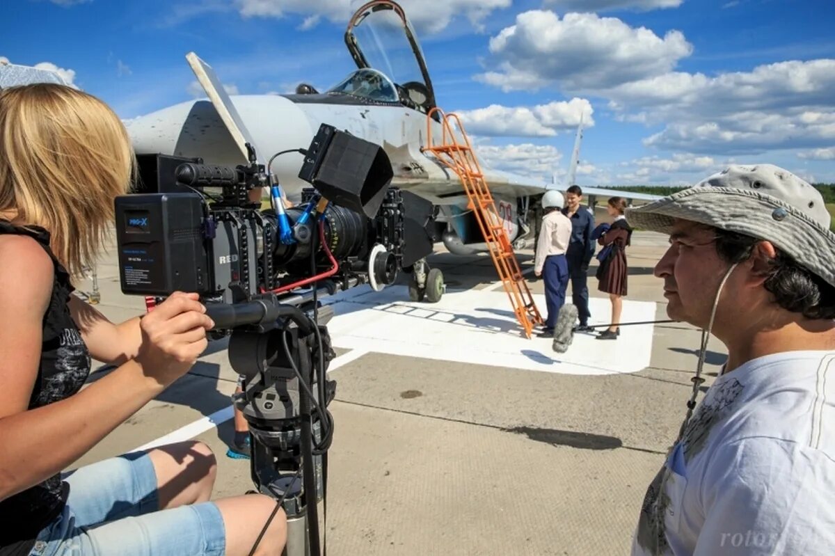 кадры со съемок фильма небо. александр петров сериал обнимая небо. обнимая небо снимали. анатолий белый обнимая небо. петров в фильме обнимая небо.