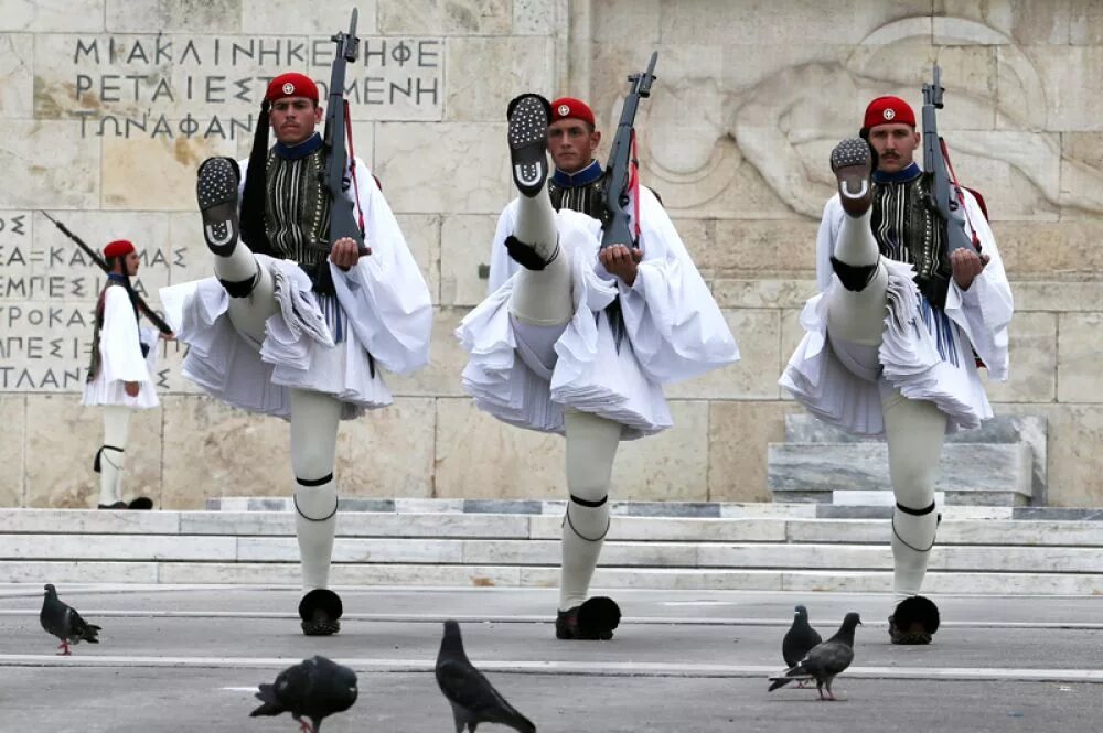 Форма греческих гвардейцев. Смена караула в странах. Смена караула в странах. Смена караула на границе индии и пакистана. Почетные караулы разных стран мира.