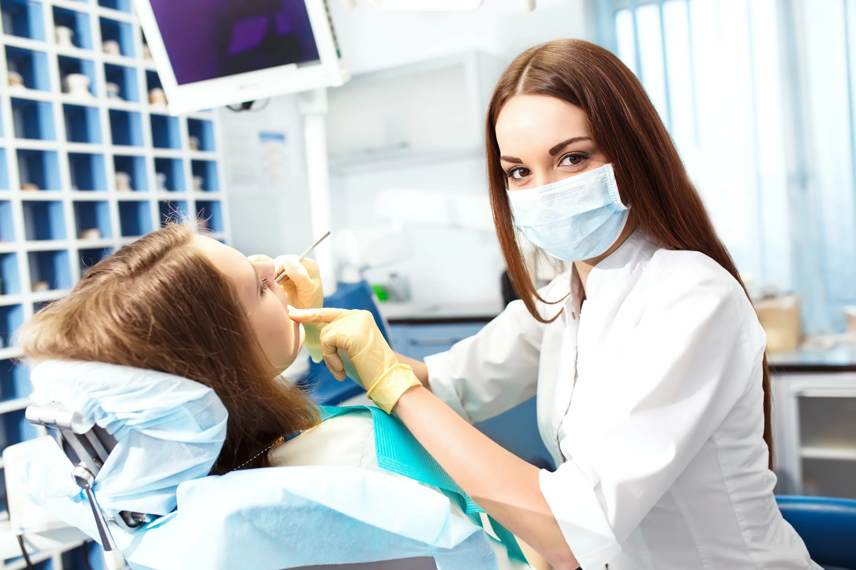 Курить после лечения зуба. Стоматолог женщина. Стоматологи рекомендуют. Женщина у стоматолога лечение. Dental Hygienist Schools.
