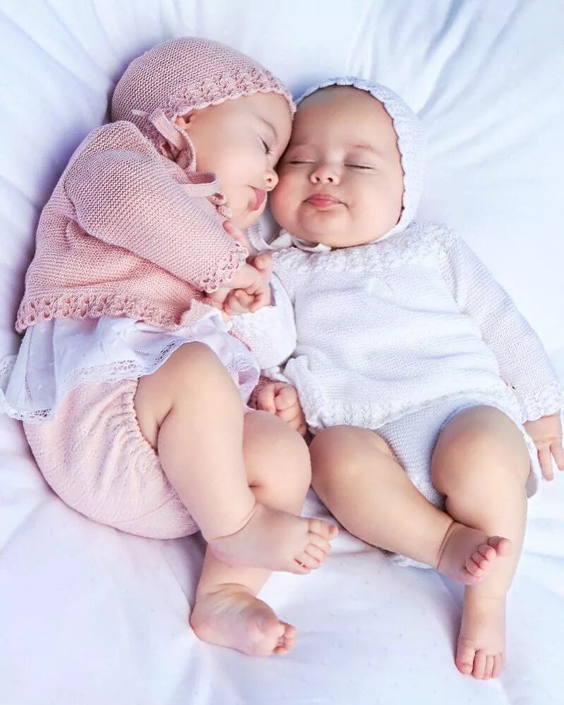 Двойняшки мальчики. Близнецы мальчики. Близнецы малыши. Дети двойняшки. Двойня малыши.