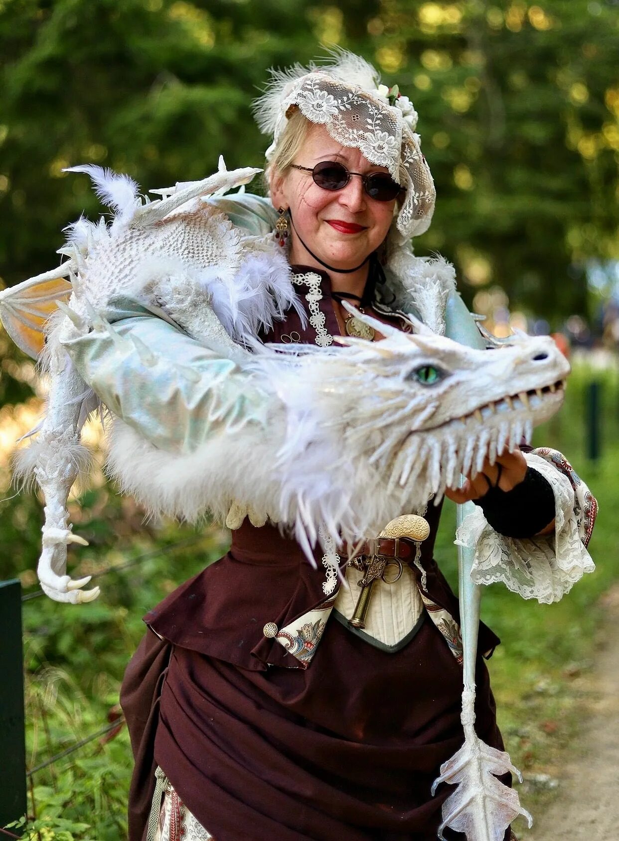 Dragon cosplay. Костюм дракона косплей. Костюм "дракон". Радужный дракон костюм. Костюм дракона реалистичный.