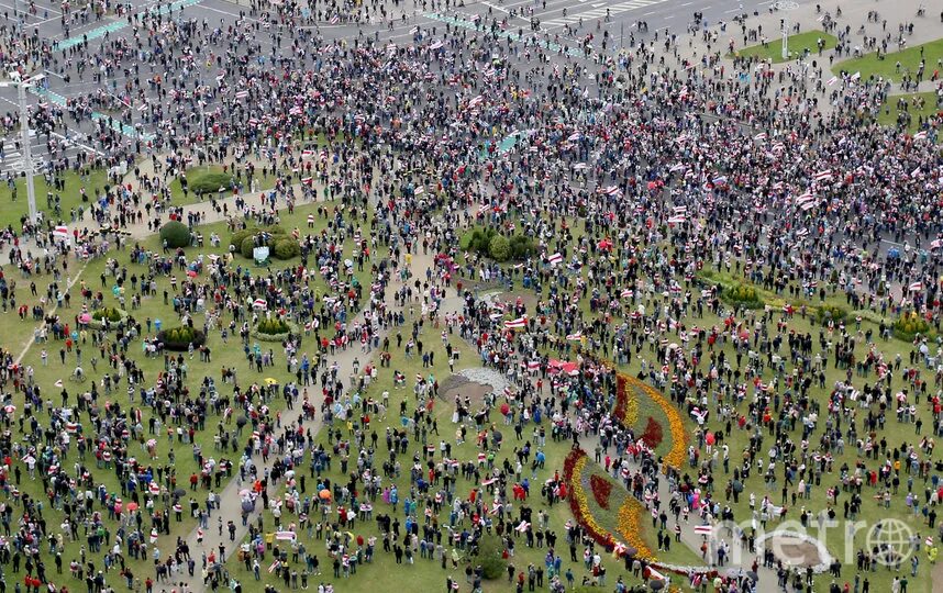 1000 Человек. Толпа 1000 человек. Десять тысяч человек. 1000 Человек в одном месте. Группа 1000 человек