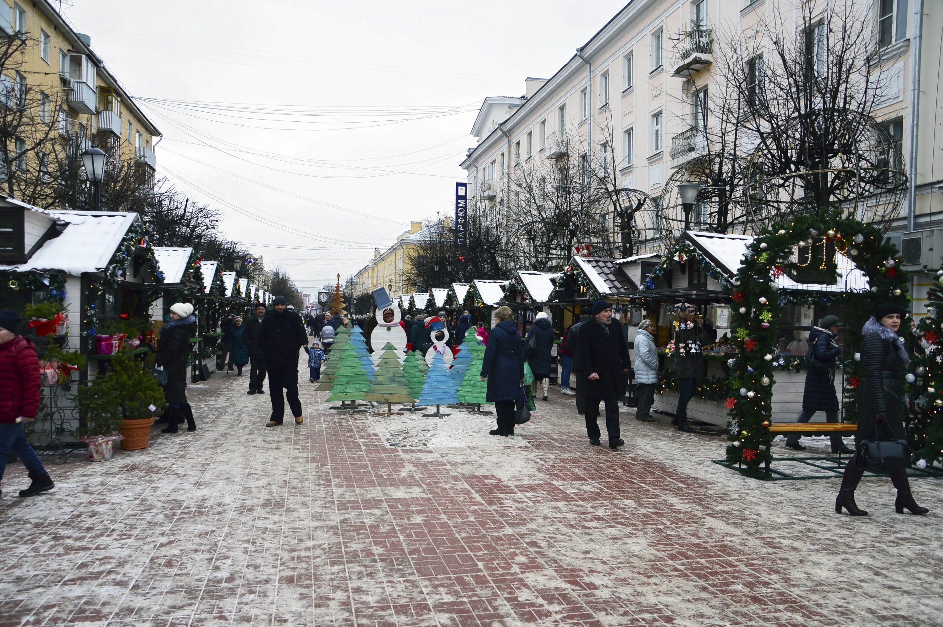 Трехсвятская москва. Новогодняя ярмарка Тверь Трехсвятская. Новогодняя Трехсвятская улица Тверь. Тверь новый год Трехсвятская. Трёхсвятская улица в Твери.